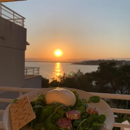 Sunset Sea View 아파트 살루